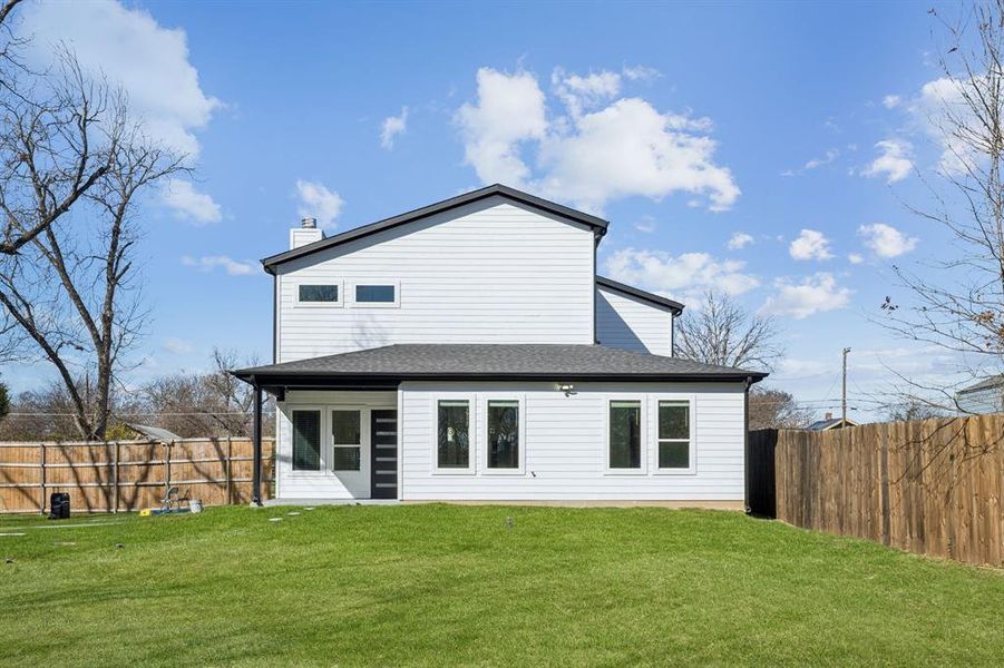 Exterior details and patio area of a home in , Dallas (Image 4).