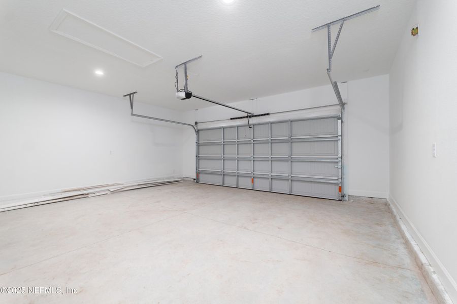 Spacious, unfurnished interior of a new home in , Middleburg (Image 12).