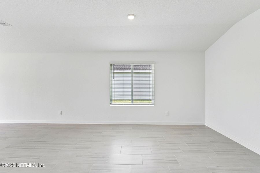 Spacious, unfurnished interior of a new home in Azalea Creek, Jacksonville (Image 26).