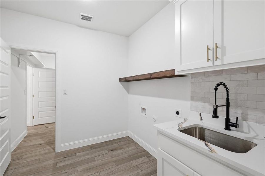 Furnished interior view inside a new home in , Sanger (Image 13).