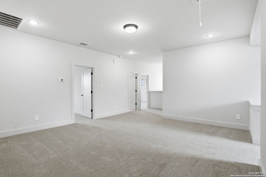 Spacious, unfurnished interior of a new home in Haby Hill 50s, San Antonio (Image 43).