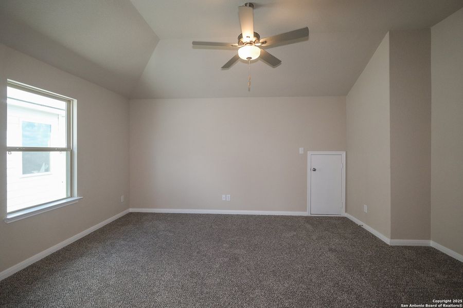 Spacious, unfurnished interior of a new home in Park Place, New Braunfels (Image 24).