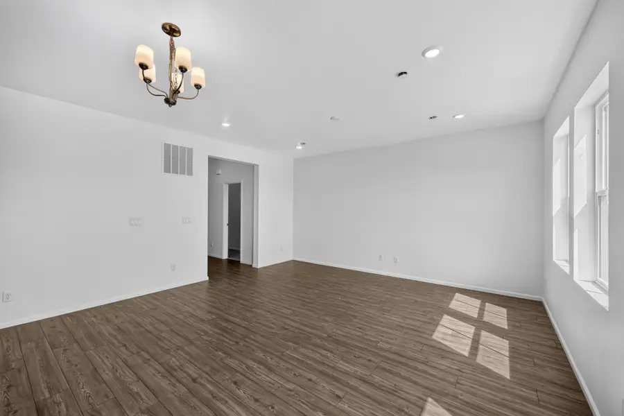 Spacious, unfurnished interior of a new home in Lake Bluff, Greeley (Image 11).