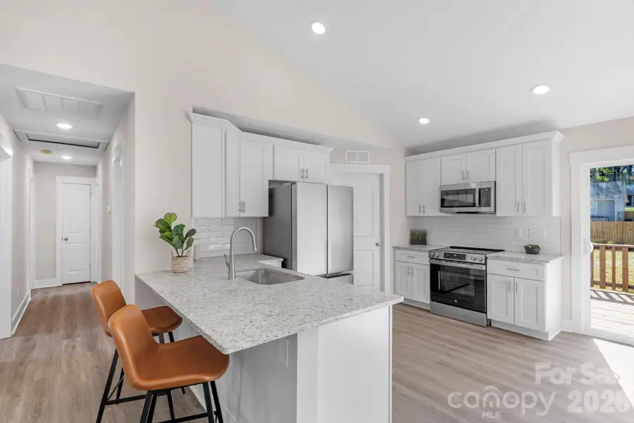 Kitchen w/ appliances