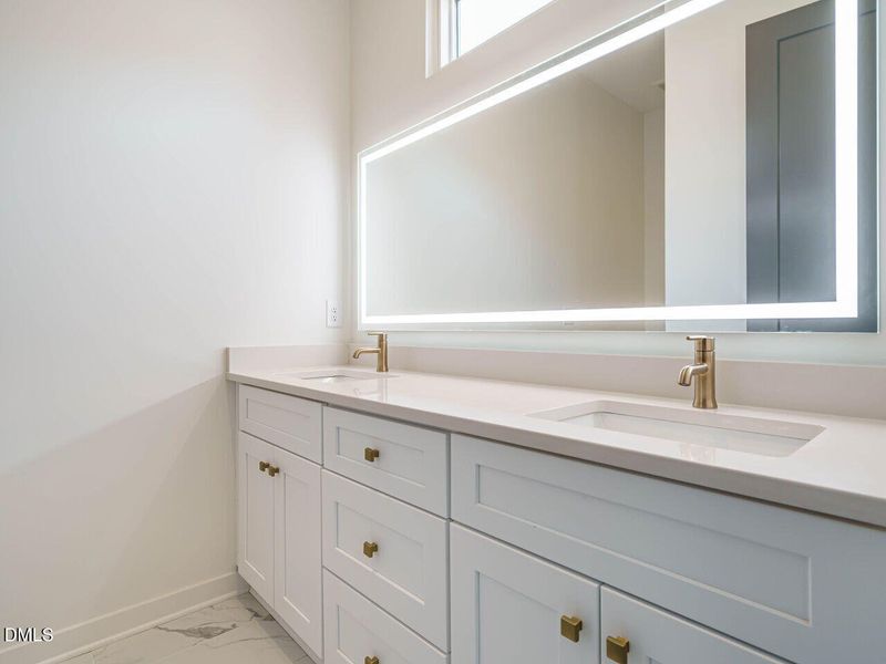 025-1280x960-bathroom