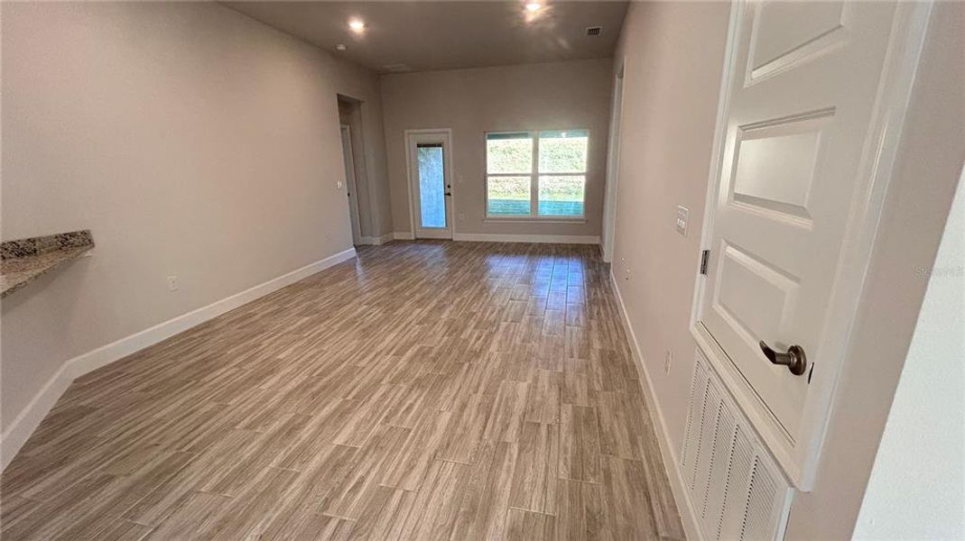 Spacious, unfurnished interior of a new home in Abbey Glen, Dade City (Image 10).