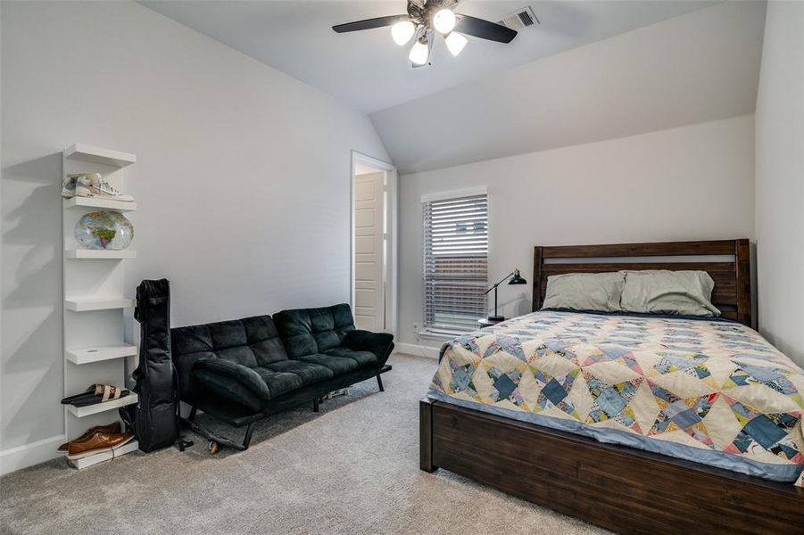 Secondary bedroom. Secondary bedroom.