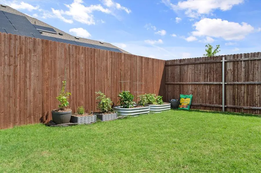 Plenty of room for gardening, a pool or play area