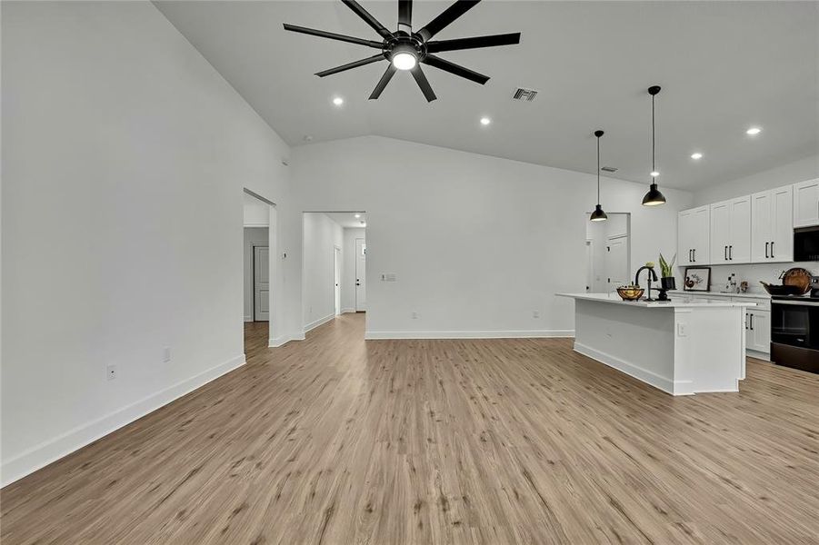 Spacious, unfurnished interior of a new home in , Weeki Wachee (Image 23).