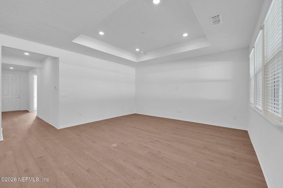 Spacious, unfurnished interior of a new home in Double Branch, Middleburg (Image 17).