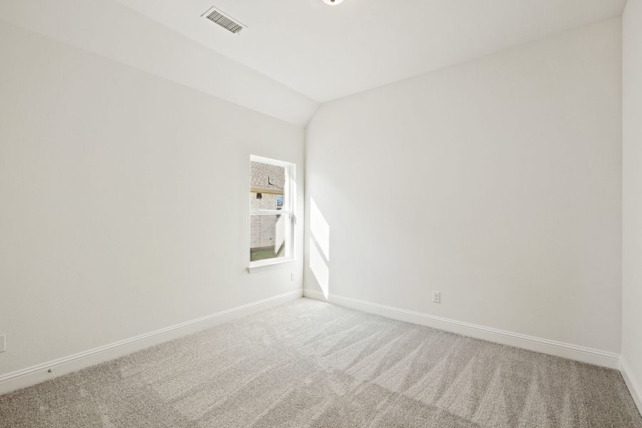Spacious, unfurnished interior of a new home in Myrtle Creek, Waxahachie (Image 19).