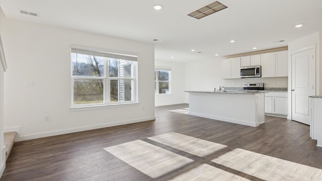 Spacious, unfurnished interior of a new home in Belhaven, Knoxville (Image 8).