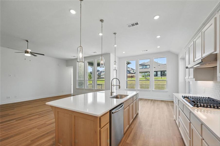 2131CharmingForgeRoadCANTA005 2131CharmingForgeRoadCANTA005