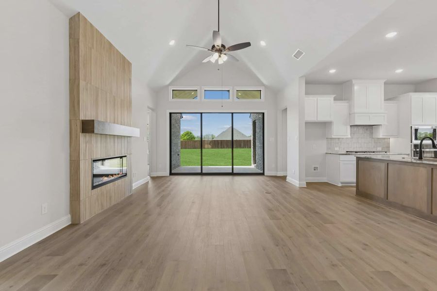 Spacious, unfurnished interior of a new home in Oaks of North Grove, Waxahachie (Image 8).
