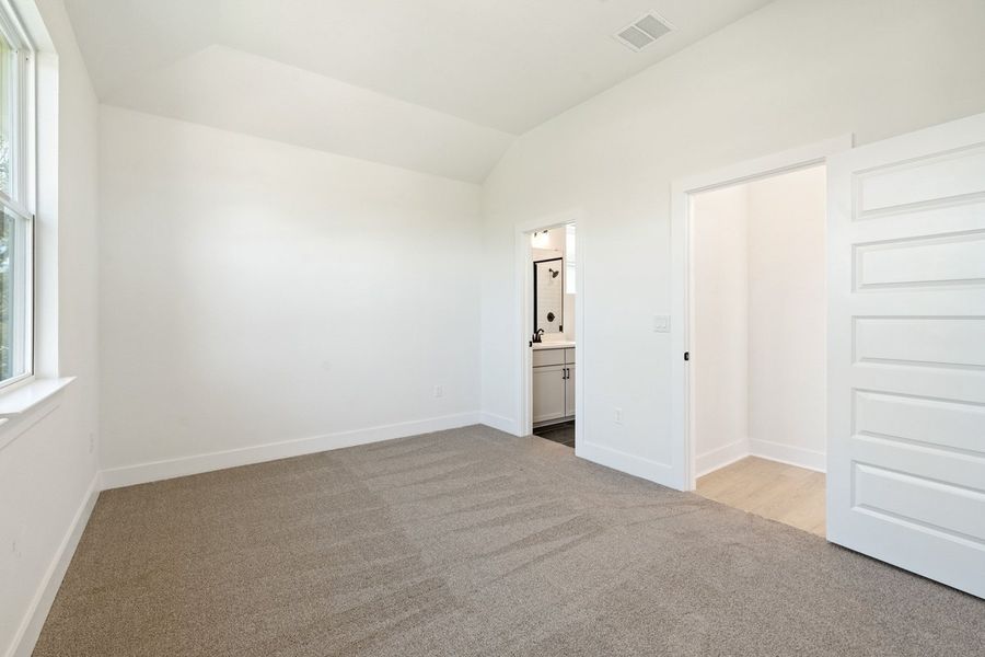 Spacious, unfurnished interior of a new home in Persimmon, Buda (Image 36).