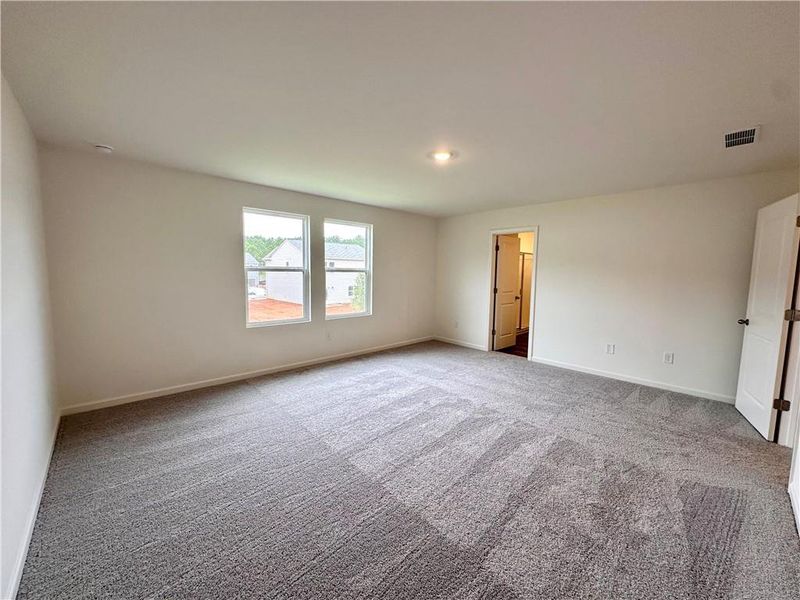 Spacious, unfurnished interior of a new home in Mt. Tabor Ridge, Dallas (Image 13).