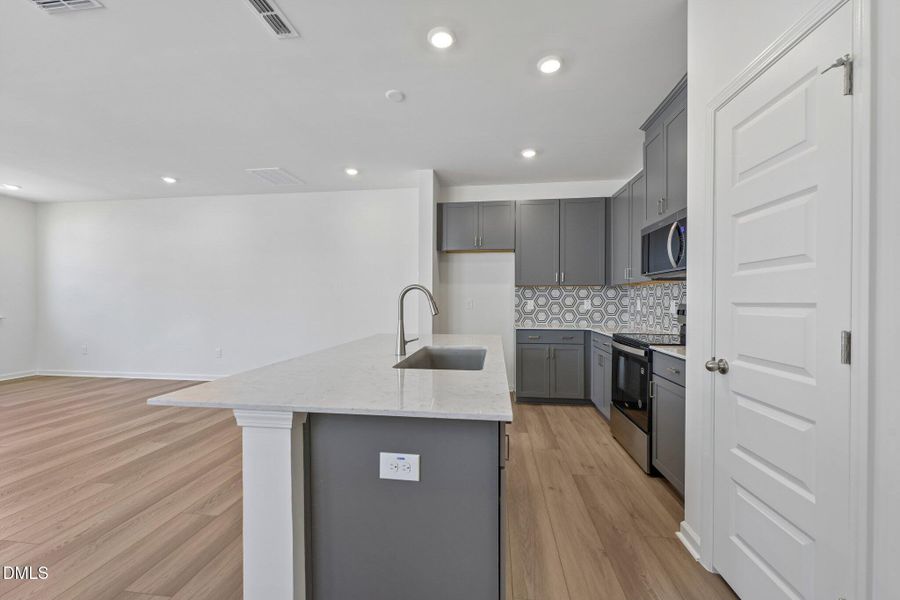 19-web-or-mls-Rabbitbrush St-S2304-019