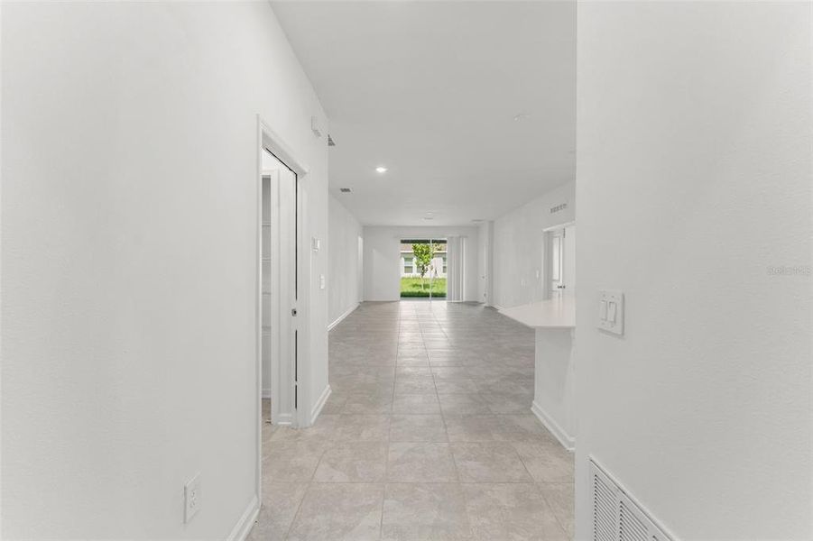 Spacious, unfurnished interior of a new home in Peace Creek Reserve, Winter Haven (Image 31).
