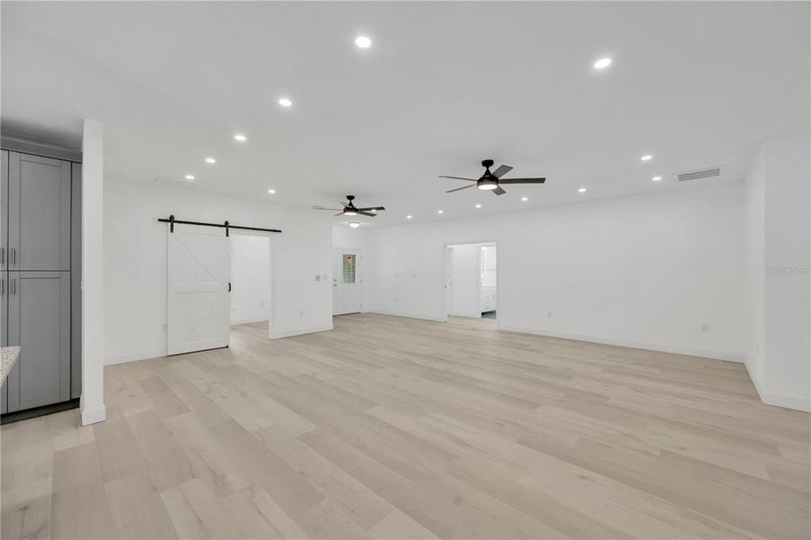 Spacious, unfurnished interior of a new home in , Dade City (Image 42).