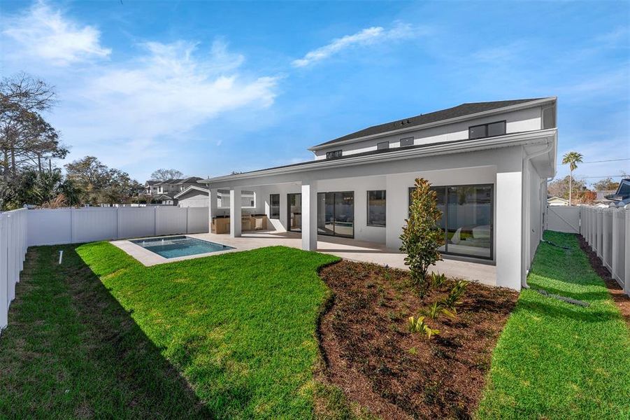 Exterior details and patio area of a home in College Park, Orlando (Image 33).