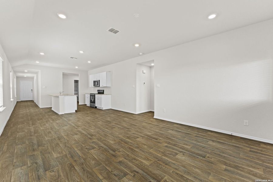 Spacious, unfurnished interior of a new home in Stonehill, San Antonio (Image 16).