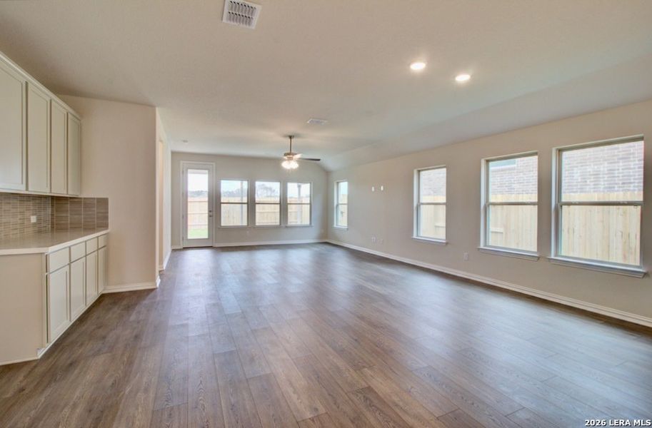 Spacious, unfurnished interior of a new home in Stream Waters, Seguin (Image 20).