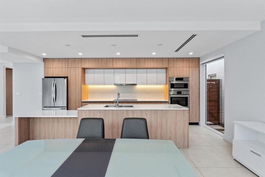 BREAKFAST_NOOK_LOOKING_IN_DT