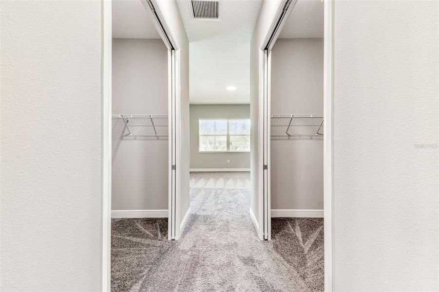 Spacious, unfurnished interior of a new home in Royal Highlands, Weeki Wachee (Image 12).