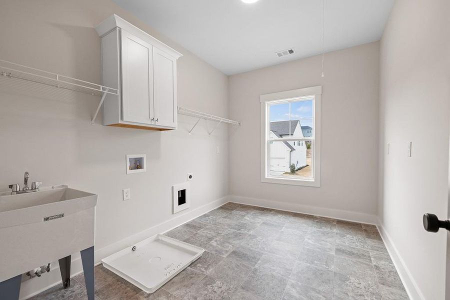 Spacious, unfurnished interior of a new home in Hillshire, Cumming (Image 14).
