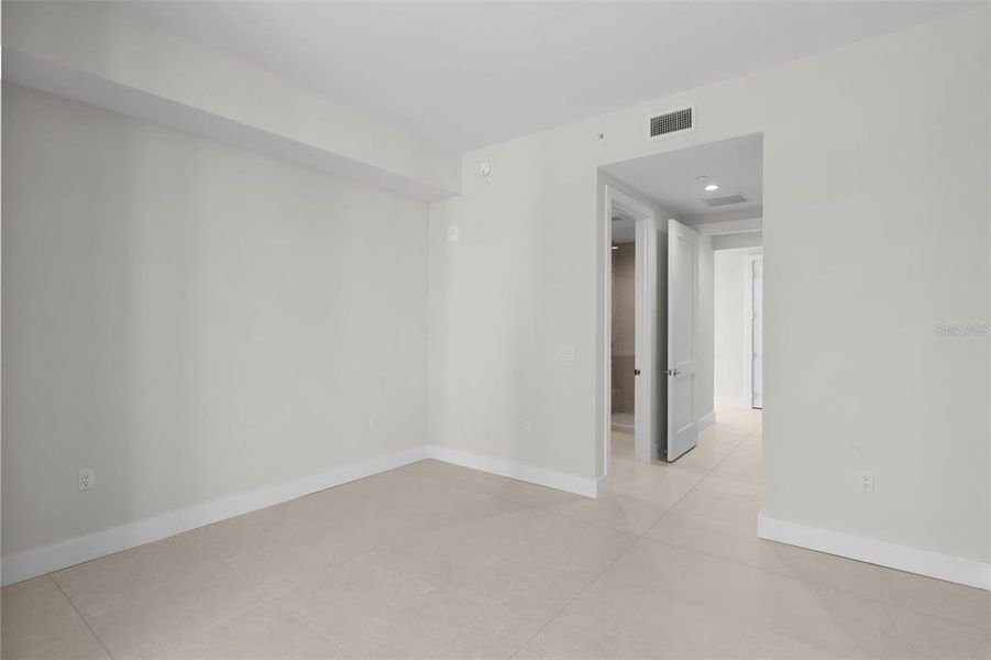 Spacious, unfurnished interior of a new home in , St. Petersburg (Image 14).