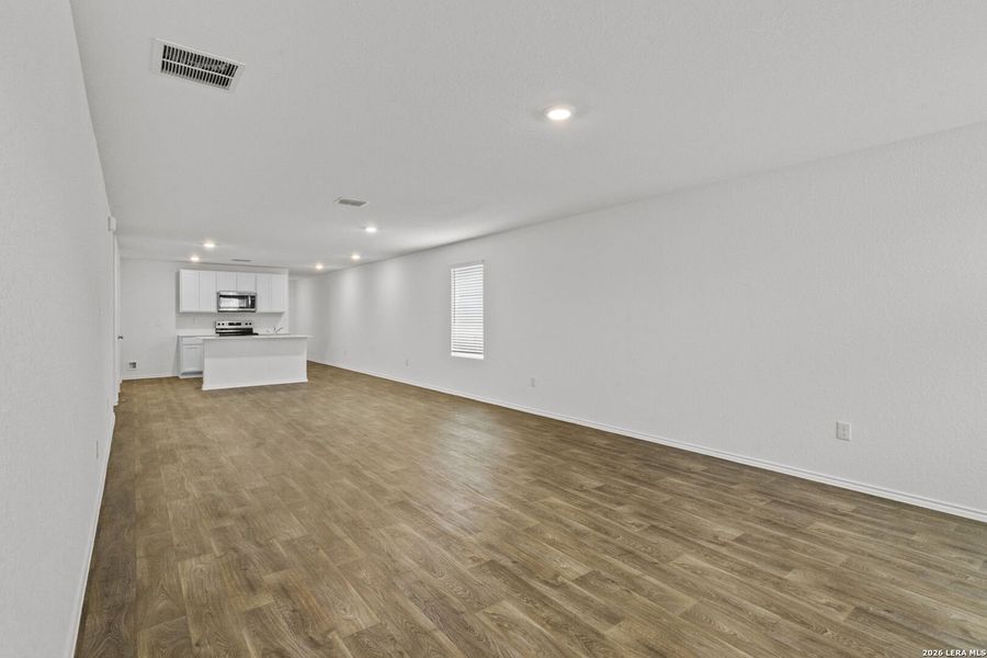 Spacious, unfurnished interior of a new home in Stonehill, San Antonio (Image 13).