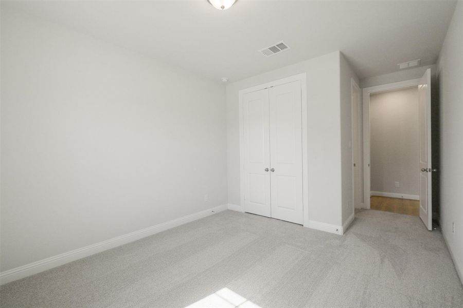 Spacious, unfurnished interior of a new home in Sienna 65', Missouri City (Image 37).