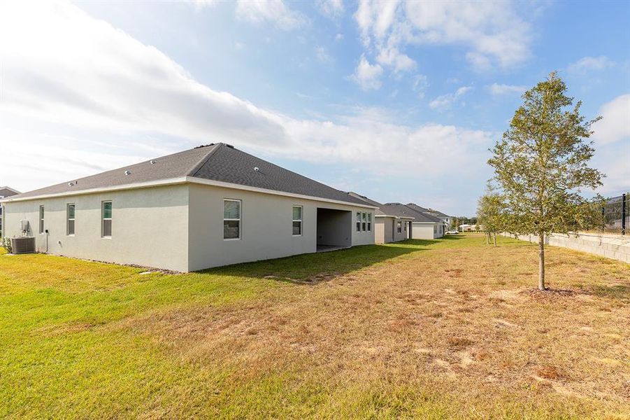 Exterior details and patio area of a home in Wolf Lake Ranch, Apopka (Image 27).