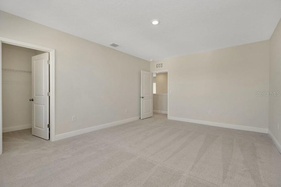 Spacious, unfurnished interior of a new home in Mangrove Manor, Apollo Beach (Image 33).