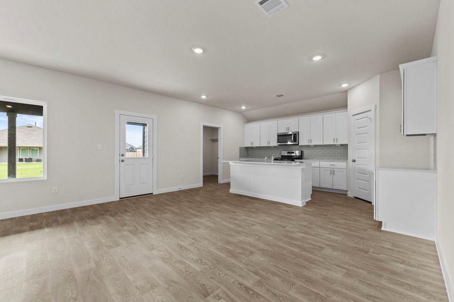 Spacious, unfurnished interior of a new home in Hartland Ranch, Lockhart (Image 16).