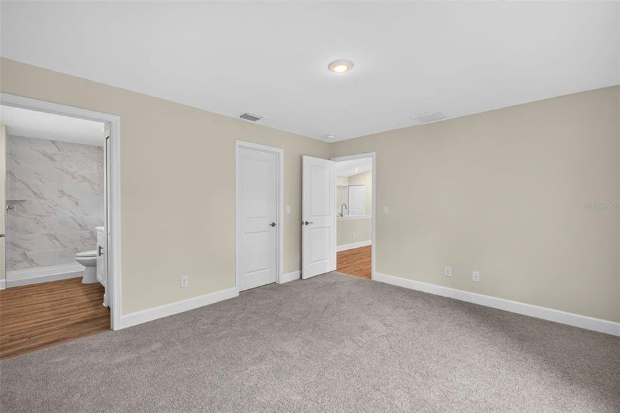 Spacious, unfurnished interior of a new home in , Port Charlotte (Image 14).