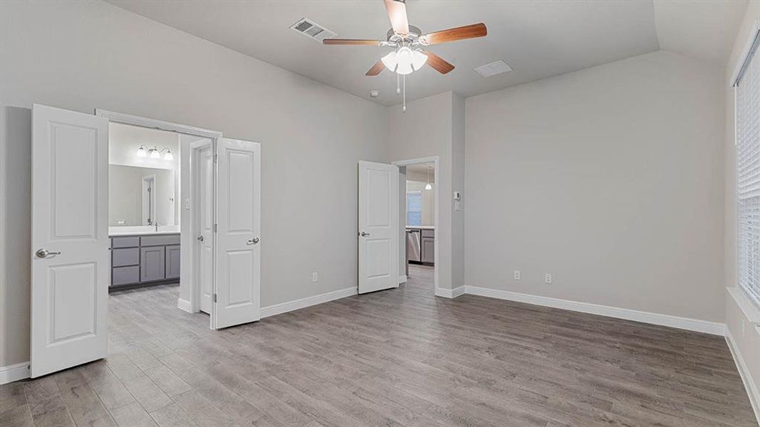 Spacious, unfurnished interior of a new home in Lakeview Pointe, Grand Prairie (Image 31). Spacious, unfurnished interior of a new home in Lakeview Pointe, Grand Prairie (Image 31).
