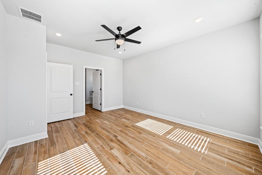 Spacious, unfurnished interior of a new home in Natureview, Freeport (Image 18).