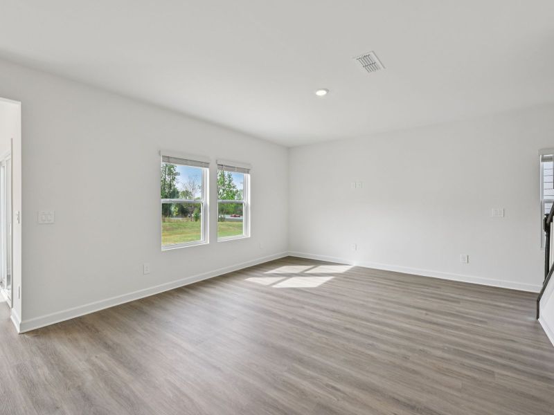 Spacious, unfurnished interior of a new home in Buffalo Ridge, Newton (Image 11).