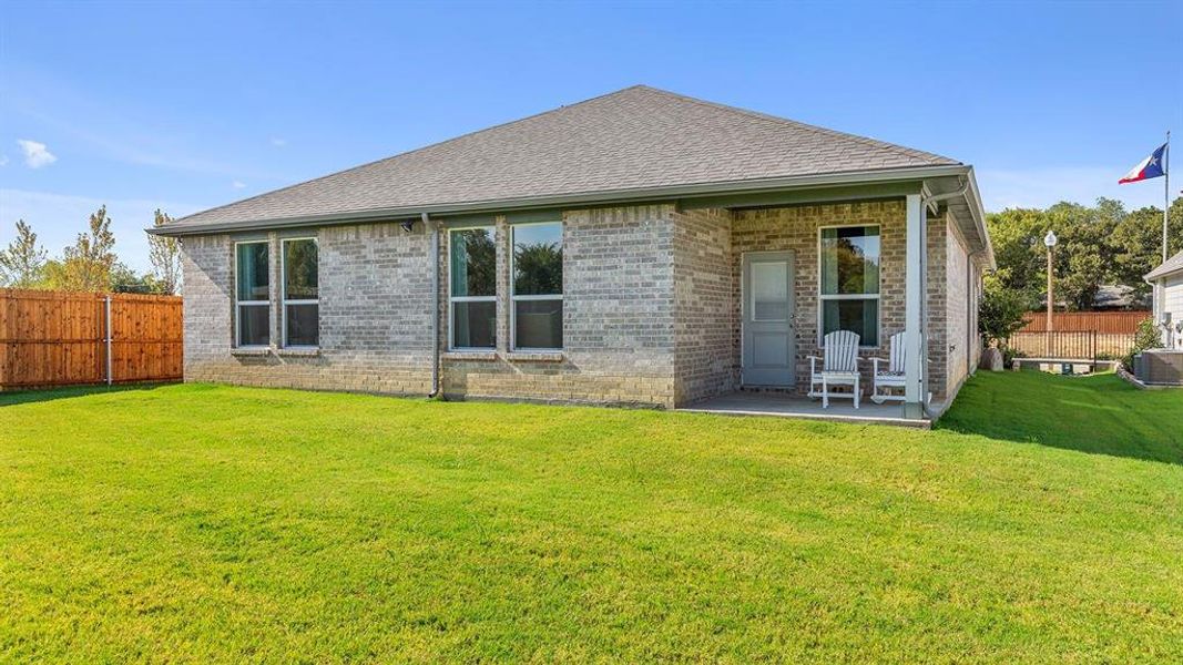 Exterior details and patio area of a home in Eagle Creek, Denton (Image 21).