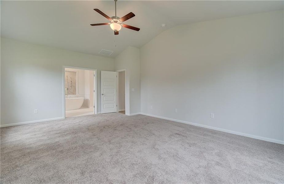 Spacious, unfurnished interior of a new home in Riverbend Overlook, Fayetteville (Image 13).