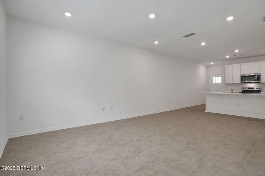 Spacious, unfurnished interior of a new home in Atlantis Pointe, Middleburg (Image 28).