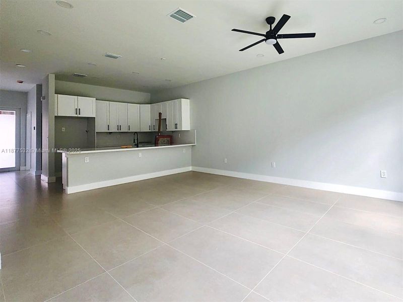 Spacious, unfurnished interior of a new home in , Fort Lauderdale (Image 23).