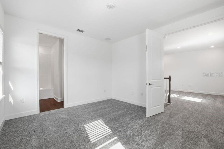 Spacious, unfurnished interior of a new home in Timber Ridge, Plant City (Image 31).