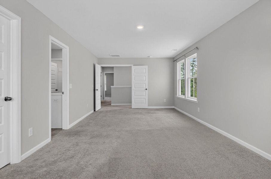 Spacious, unfurnished interior of a new home in Lindera Preserve at Cane Bay Plantation, Summerville (Image 32).