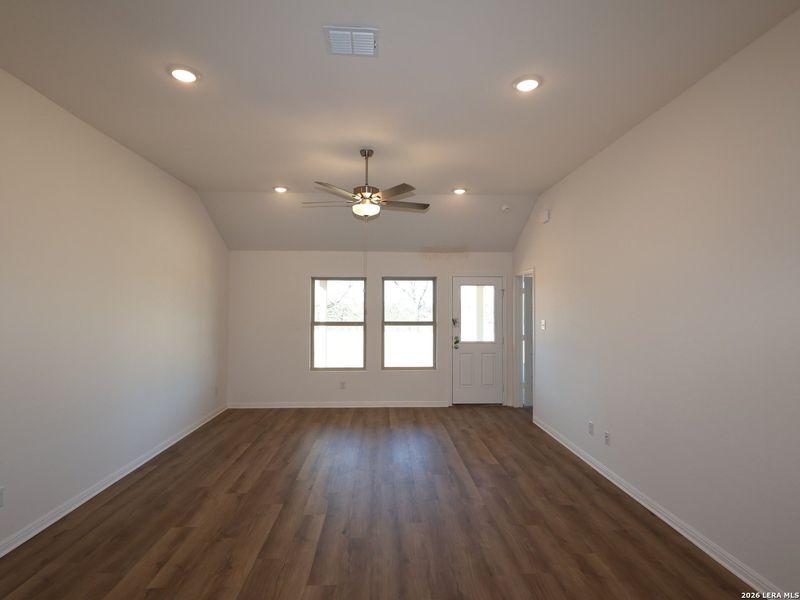 Spacious, unfurnished interior of a new home in Cinco Lakes, San Antonio (Image 20).