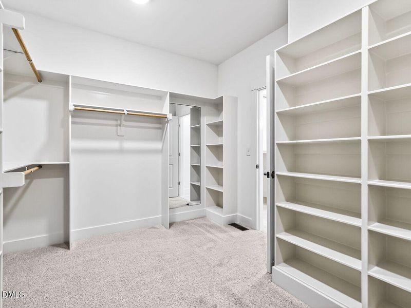 022-1280x960-closet