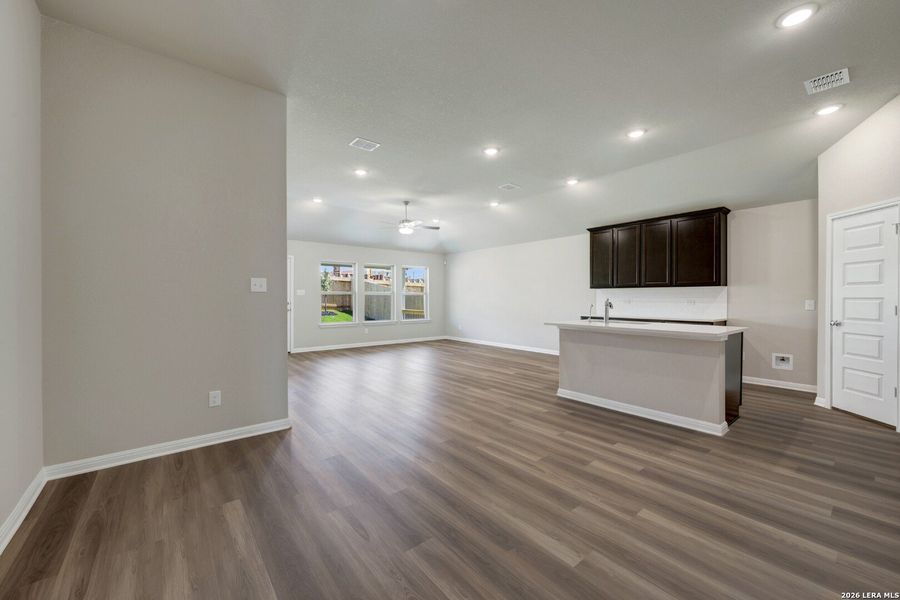 Spacious, unfurnished interior of a new home in Mesquite Ridge, San Antonio (Image 38).