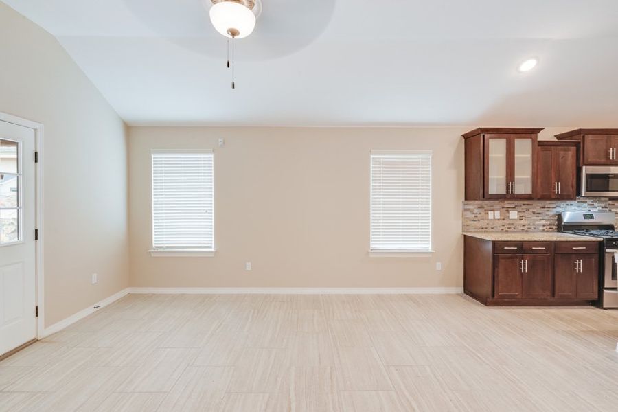 Spacious, unfurnished interior of a new home in Crossland, Socorro (Image 20).