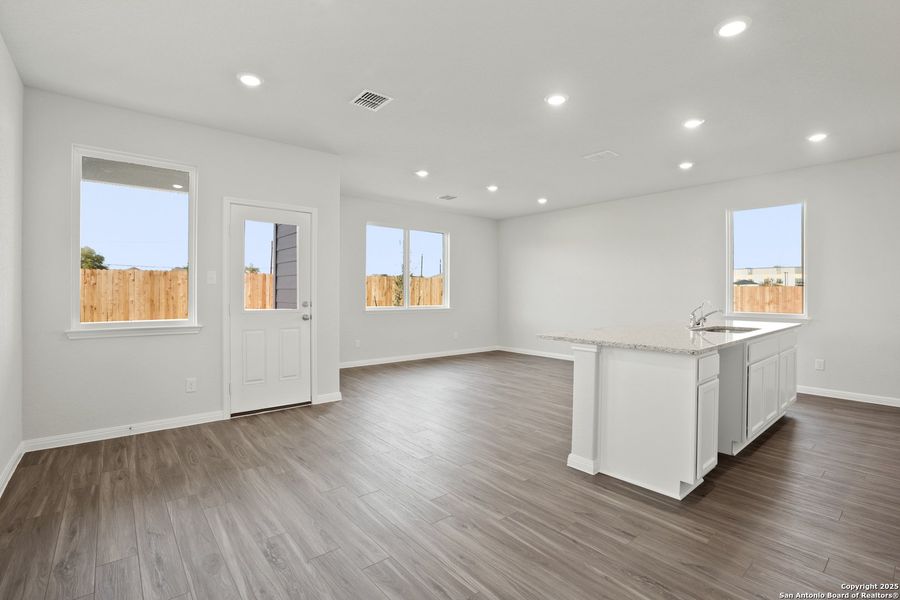 Spacious, unfurnished interior of a new home in Melissa Ranch, San Antonio (Image 20).